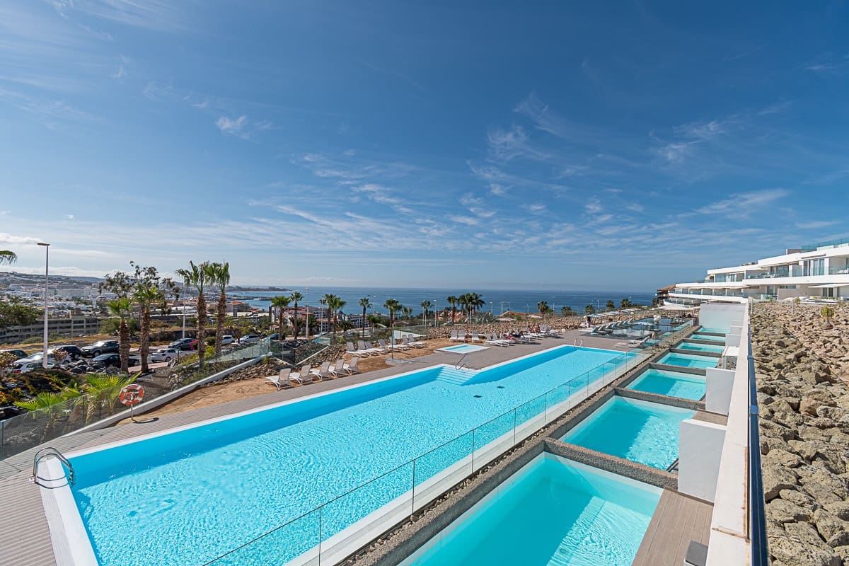 2 soverom Leilighet til salgs i Playa del Duque med svømmebasseng garasje - € 995 000 (Ref: 9990074)