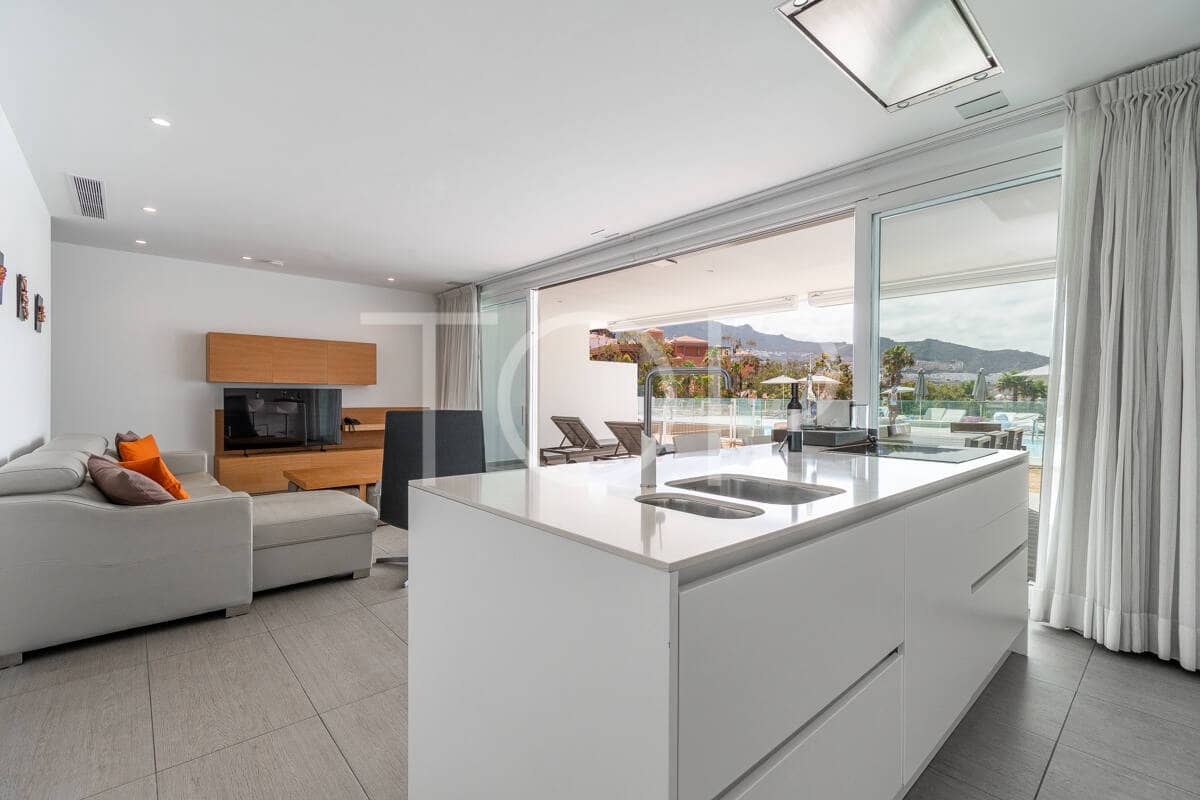 2 soverom Leilighet til salgs i Playa del Duque med svømmebasseng garasje - € 995 000 (Ref: 9990074)
