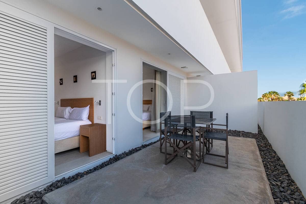 2 soverom Leilighet til salgs i Playa del Duque med svømmebasseng garasje - € 995 000 (Ref: 9990074)