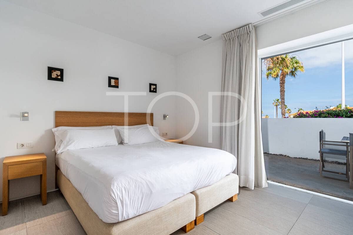 2 soverom Leilighet til salgs i Playa del Duque med svømmebasseng garasje - € 995 000 (Ref: 9990074)