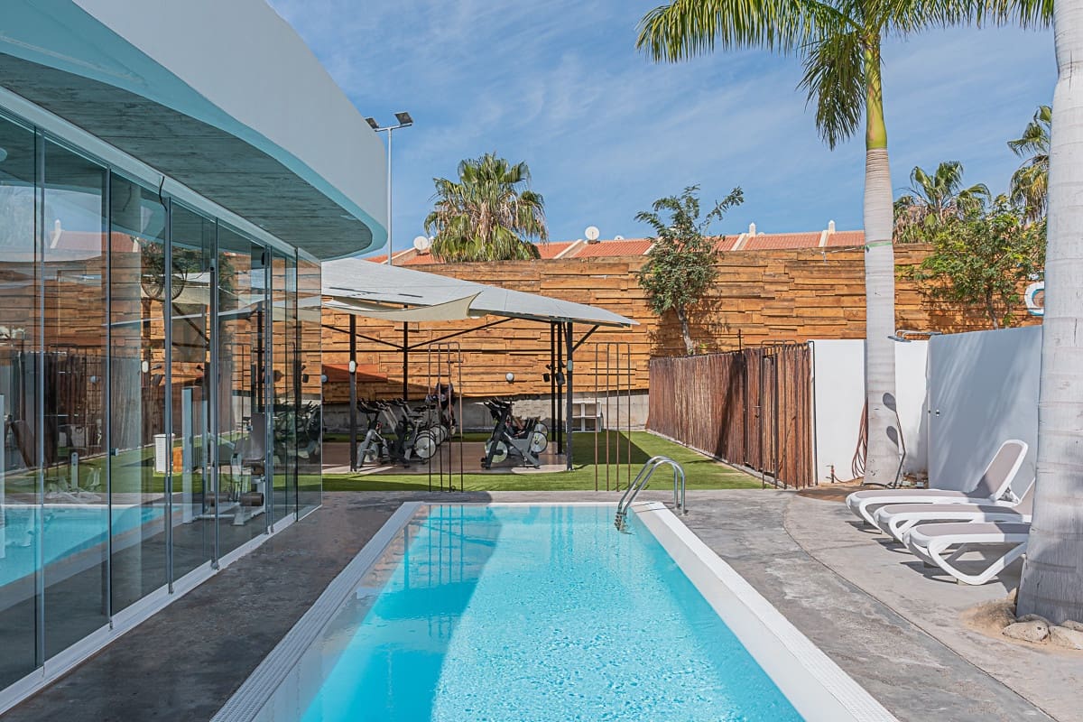 2 soverom Leilighet til salgs i Playa del Duque med svømmebasseng garasje - € 995 000 (Ref: 9990074)