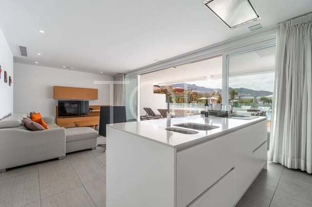 2 soverom Leilighet til salgs i Playa del Duque, Adeje med svømmebasseng garasje - € 995 000 (Ref: 9990074)