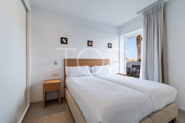 2 soverom Leilighet til salgs i Playa del Duque, Adeje med svømmebasseng garasje - € 995 000 (Ref: 9990074)