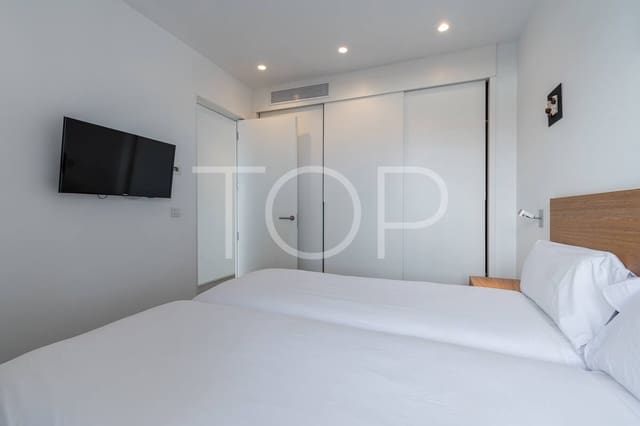 2 soverom Leilighet til salgs i Playa del Duque, Adeje med svømmebasseng garasje - € 995 000 (Ref: 9990074)