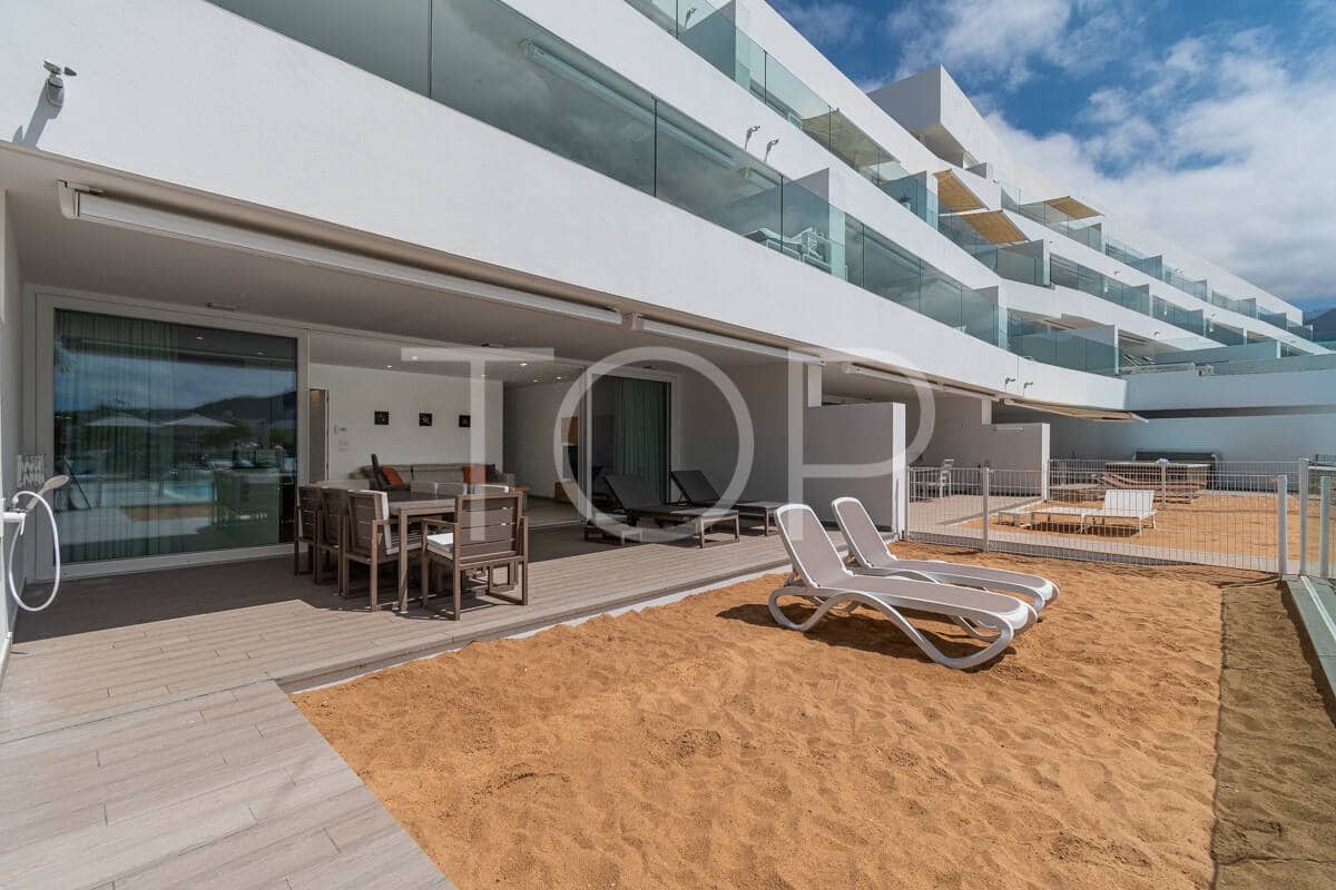 2 soverom Leilighet til salgs i Playa del Duque med svømmebasseng garasje - € 995 000 (Ref: 9990074)
