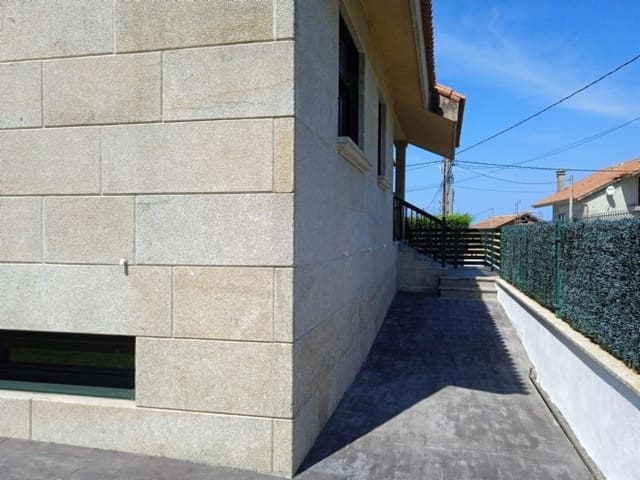 3 makuuhuone Huvila myytävänä paikassa Oia mukana 
autotalli - 430 000 € (Ref: 9217365)