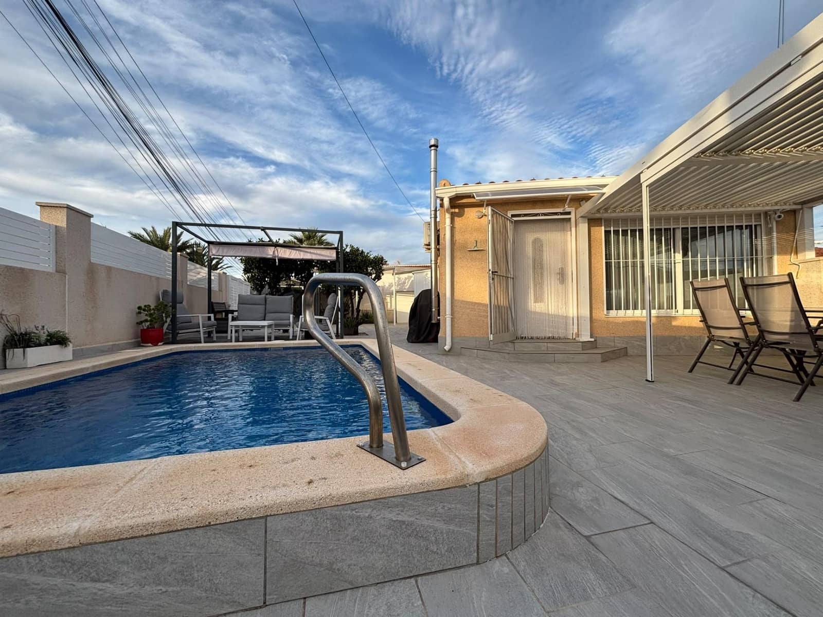 4 slaapkamer Rijtjeshuis te koop in Torrevieja met zwembad garage - € 325.000 (Ref: 10177351)