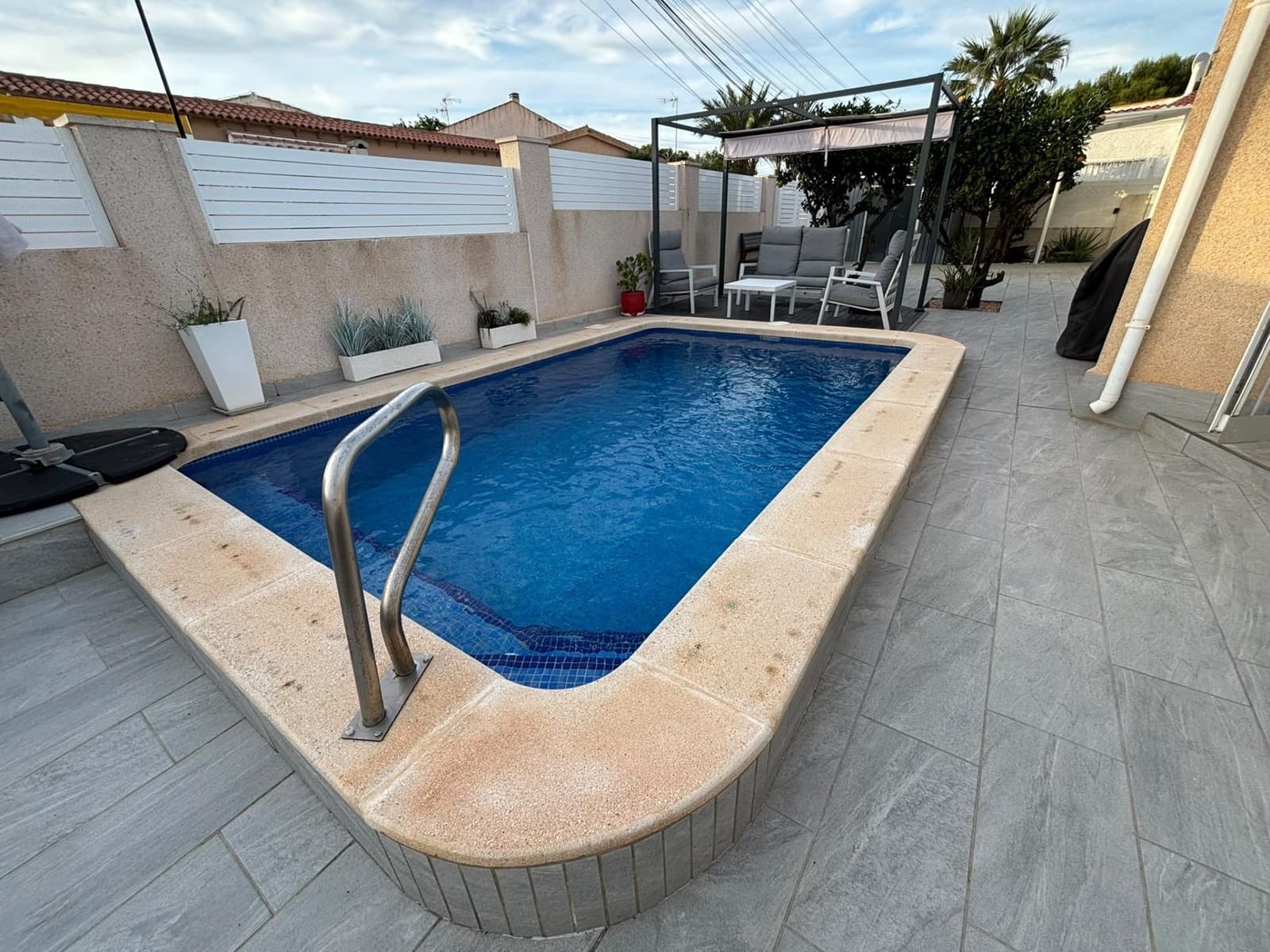 4 slaapkamer Rijtjeshuis te koop in Torrevieja met zwembad garage - € 325.000 (Ref: 10177351)