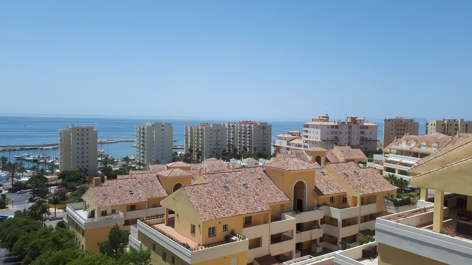 2 soveværelse Strandlejlighed til salg i Estepona med swimmingpool garage - € 399.000 (Ref: 9144613)