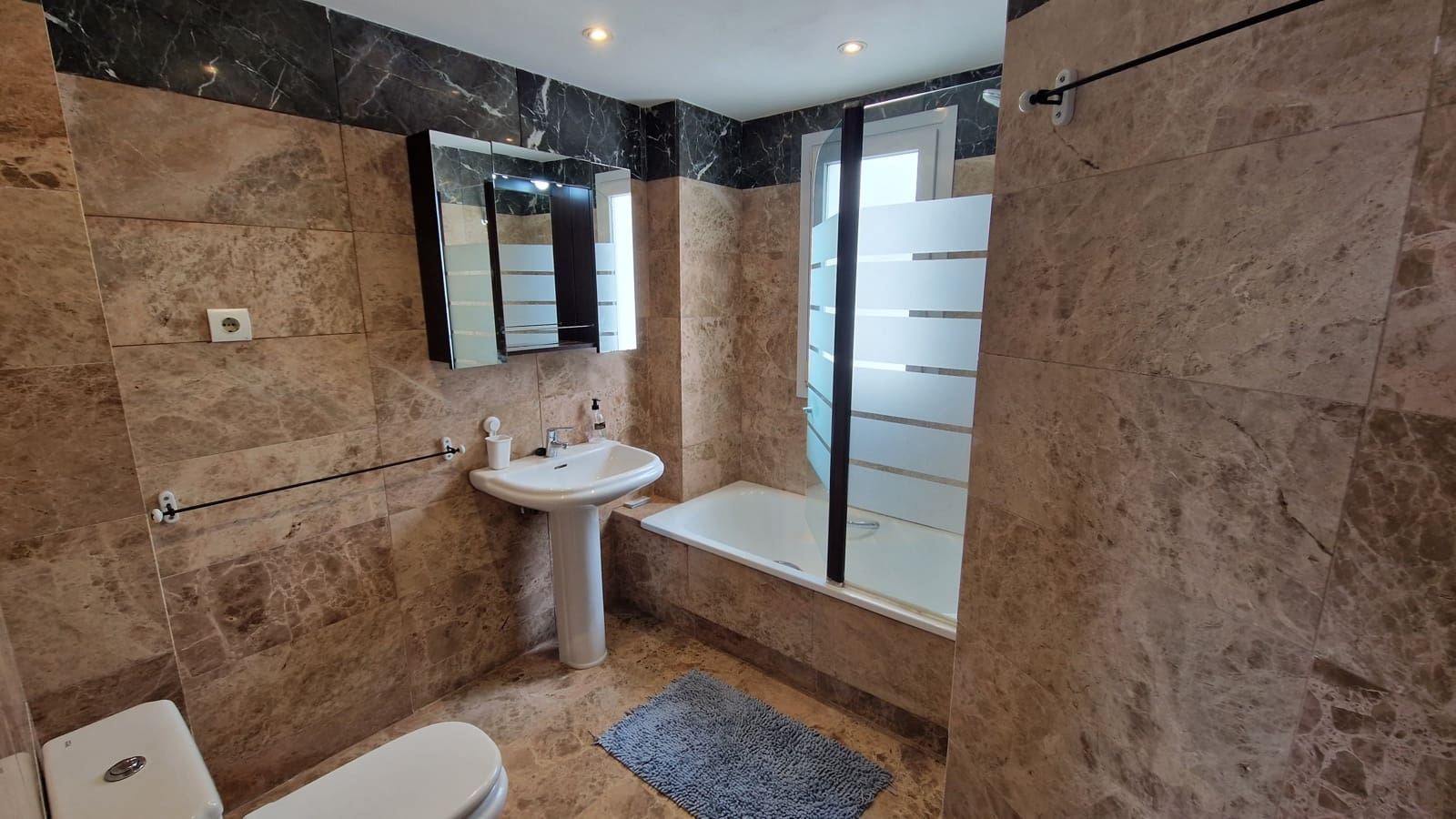 2 soveværelse Strandlejlighed til salg i Estepona med swimmingpool garage - € 399.000 (Ref: 9144613)