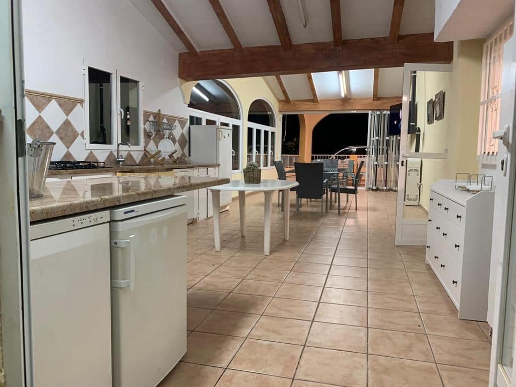 5 bedroom Villa for sale in Callosa d'En Sarria with pool garage - € 1,200,000 (Ref: 8514108)