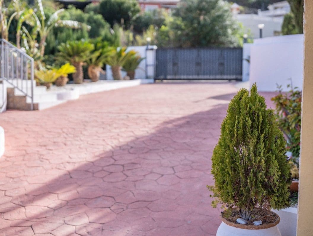 5 bedroom Villa for sale in Callosa d'En Sarria with pool garage - € 1,200,000 (Ref: 8514108)