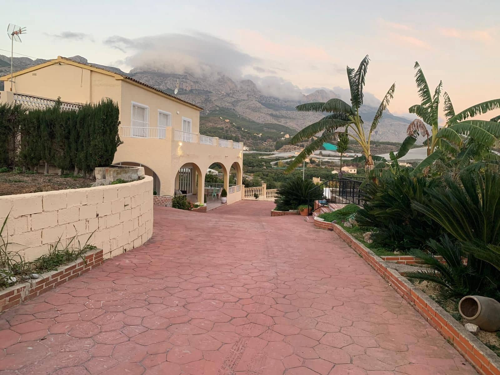 5 bedroom Villa for sale in Callosa d'En Sarria with pool garage - € 1,200,000 (Ref: 8514108)