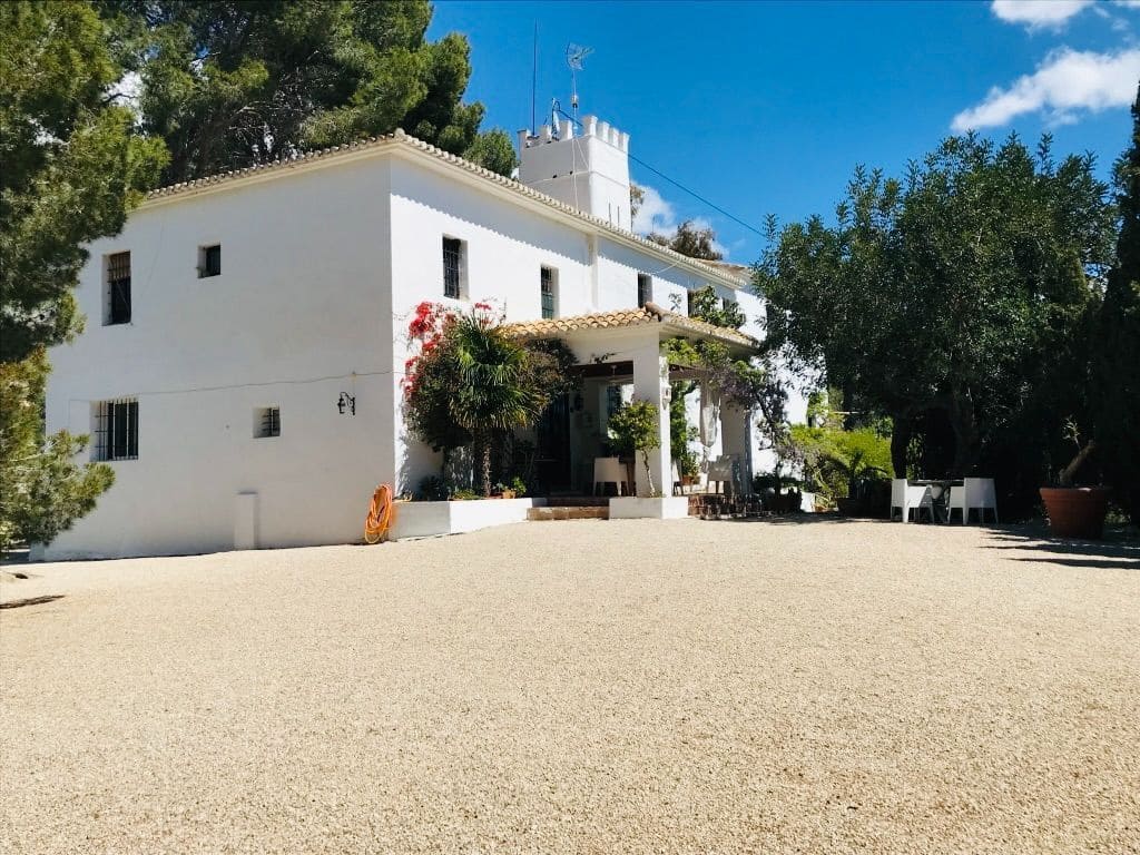 8 bedroom Villa for sale in Altea with pool garage - € 3,200,000 (Ref: 8956597)