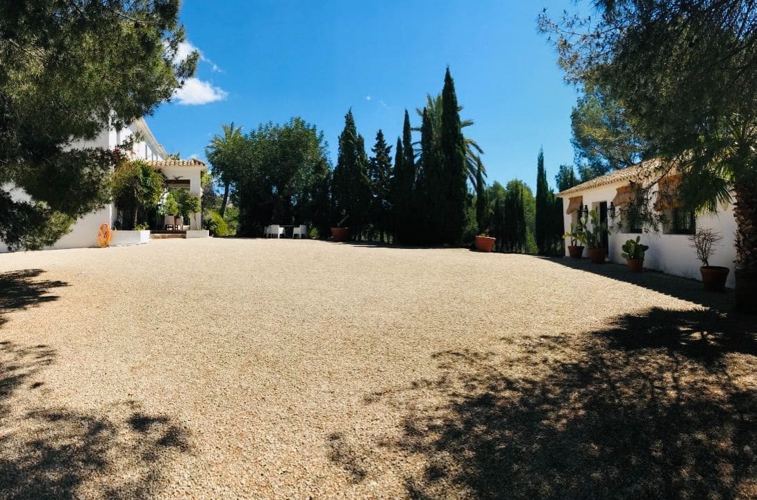 8 bedroom Villa for sale in Altea with pool garage - € 3,200,000 (Ref: 8956597)