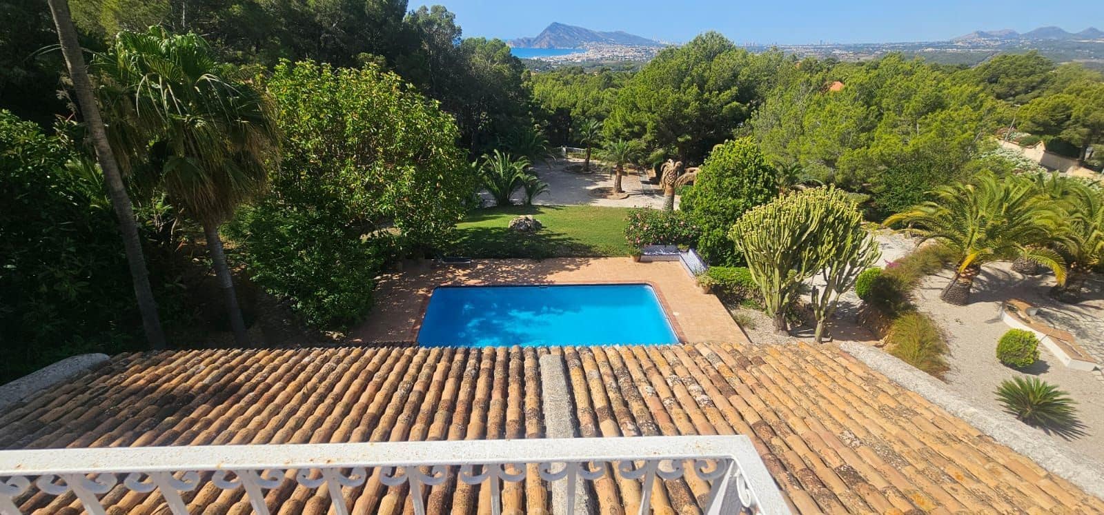 6 bedroom Villa for sale in Altea with pool garage - € 1,590,000 (Ref: 9919259)