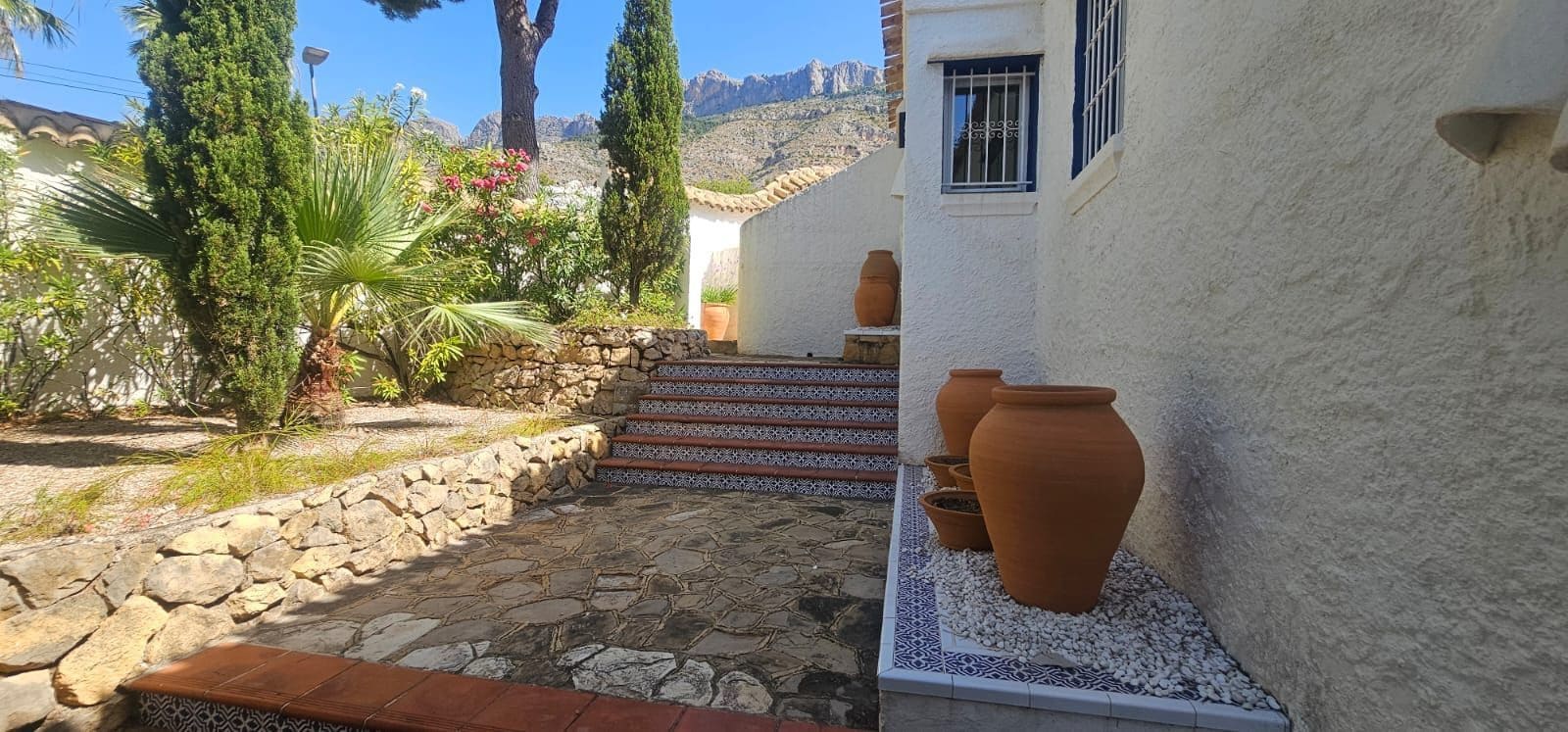 6 bedroom Villa for sale in Altea with pool garage - € 1,590,000 (Ref: 9919259)