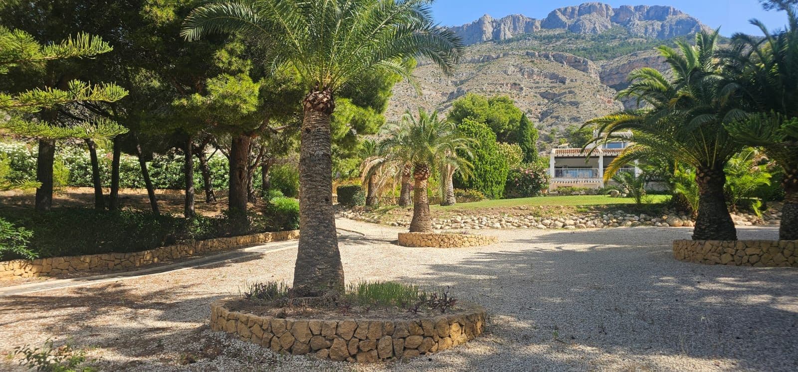 6 bedroom Villa for sale in Altea with pool garage - € 1,590,000 (Ref: 9919259)