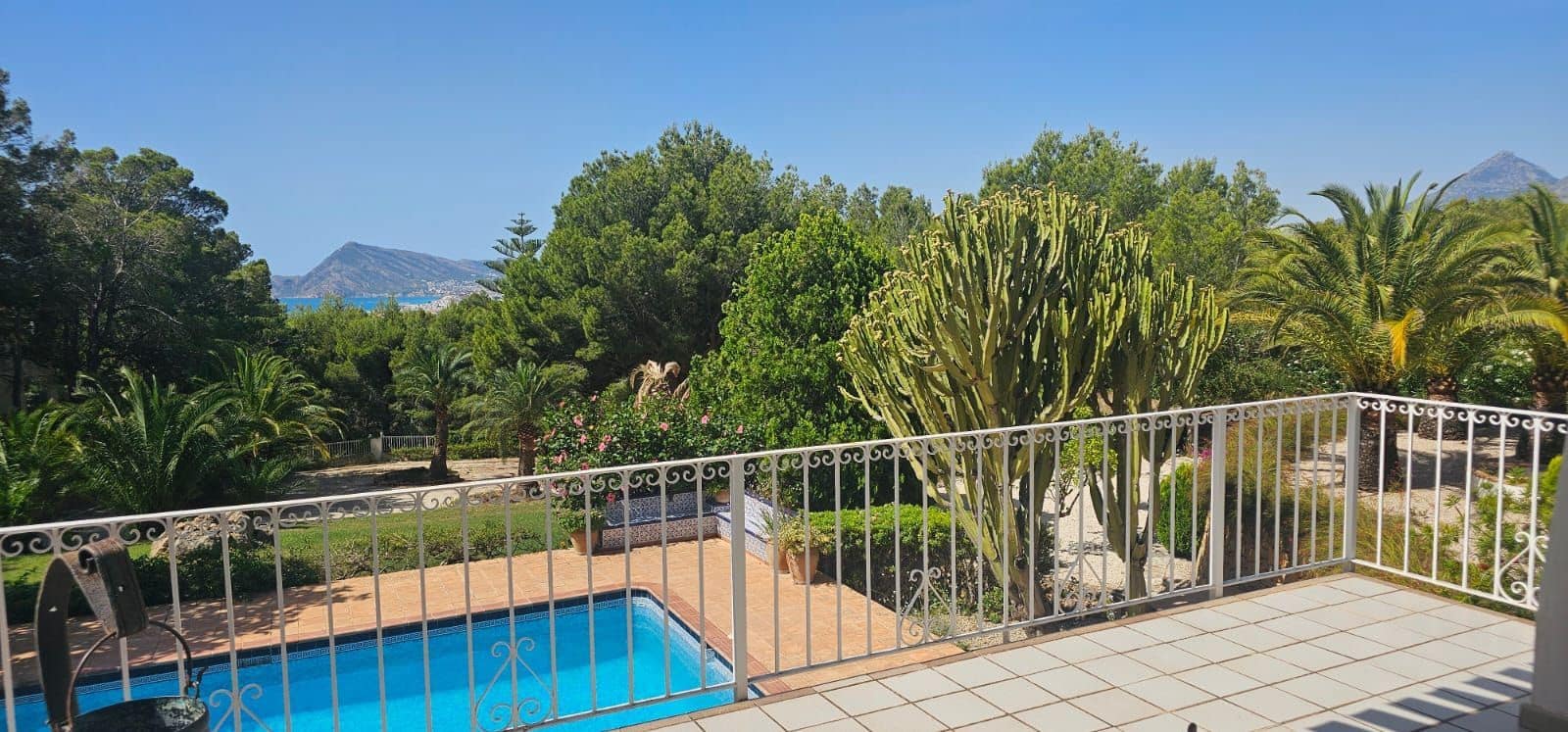 6 bedroom Villa for sale in Altea with pool garage - € 1,590,000 (Ref: 9919259)