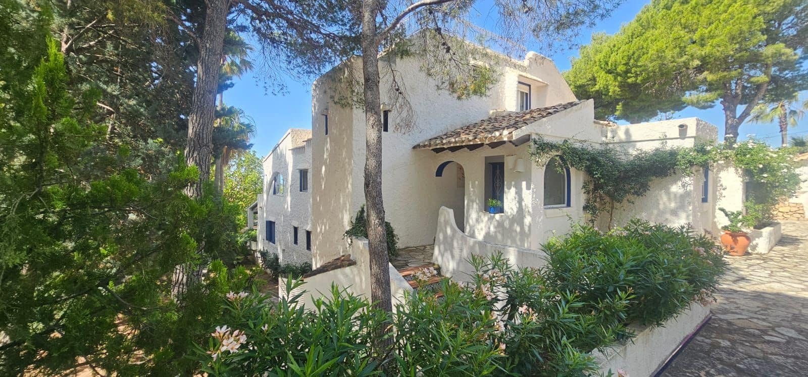 6 bedroom Villa for sale in Altea with pool garage - € 1,590,000 (Ref: 9919259)