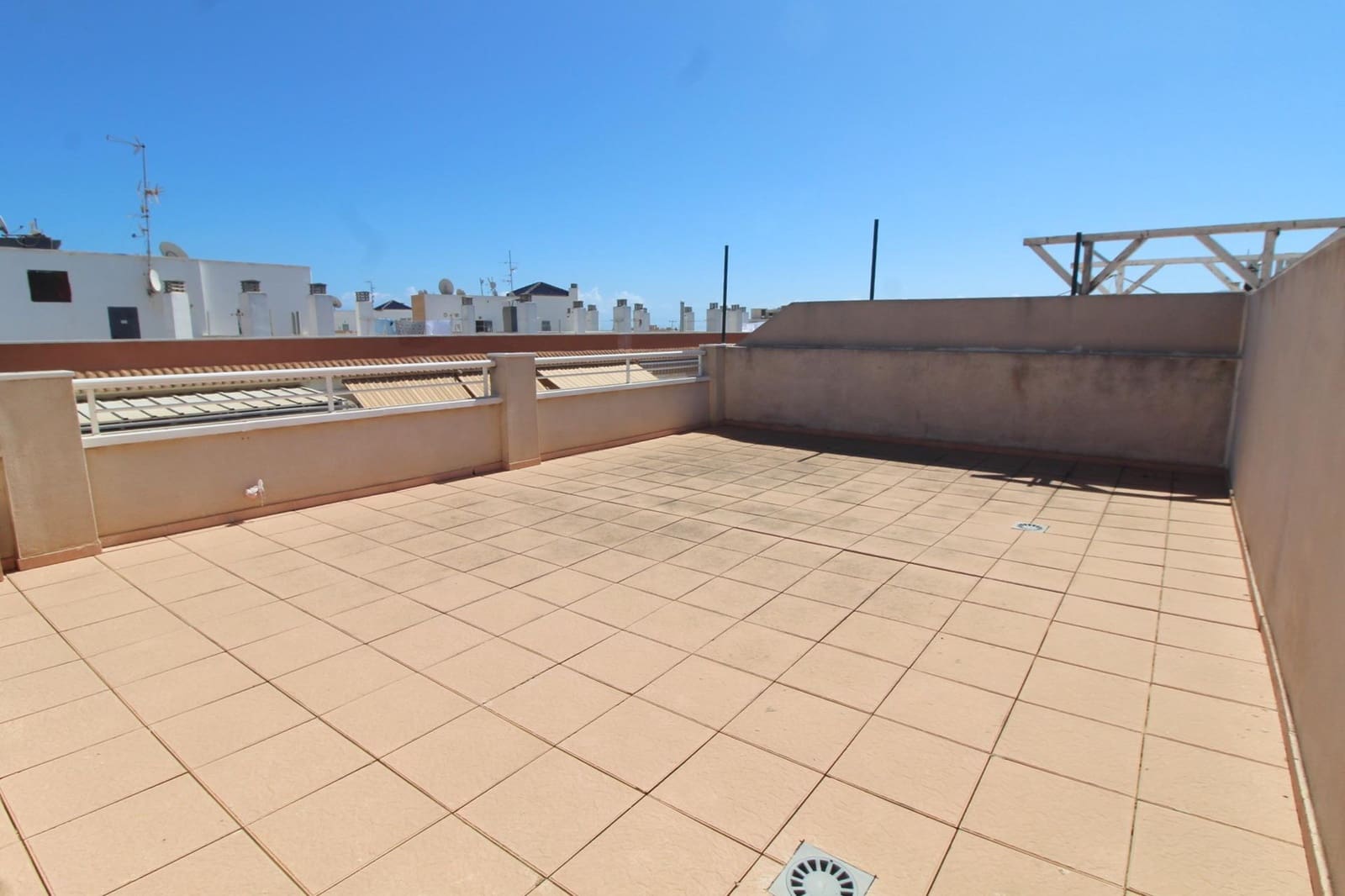 3 soverom Penthouse til salgs i Torrevieja med svømmebasseng - € 220 000 (Ref: 10109689)