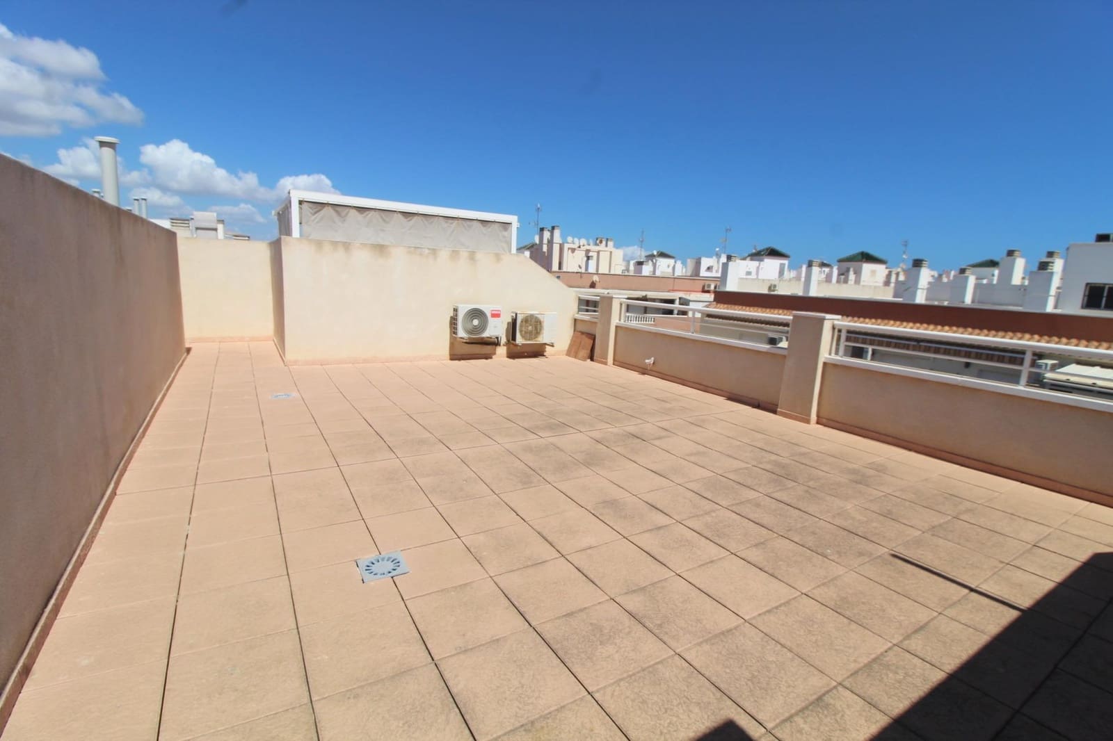 3 soverom Penthouse til salgs i Torrevieja med svømmebasseng - € 220 000 (Ref: 10109689)