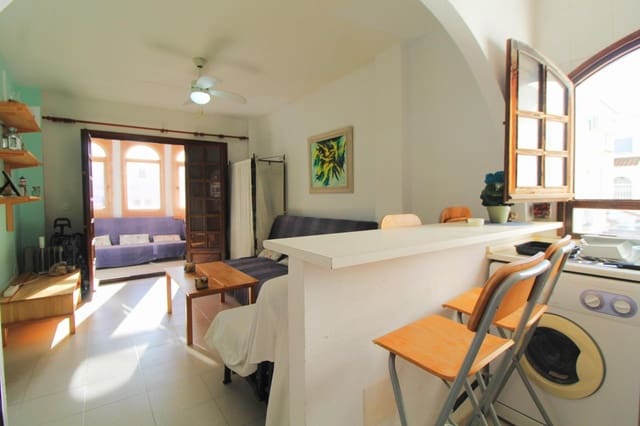 Yksiö myytävänä paikassa Playa de los Náufragos, Torrevieja mukana uima-altaan - 98 000 € (Ref: 9422379)