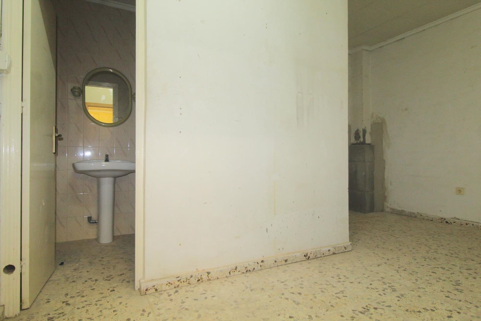 Kommersiell til salgs i Torrevieja - € 105 000 (Ref: 9452086)