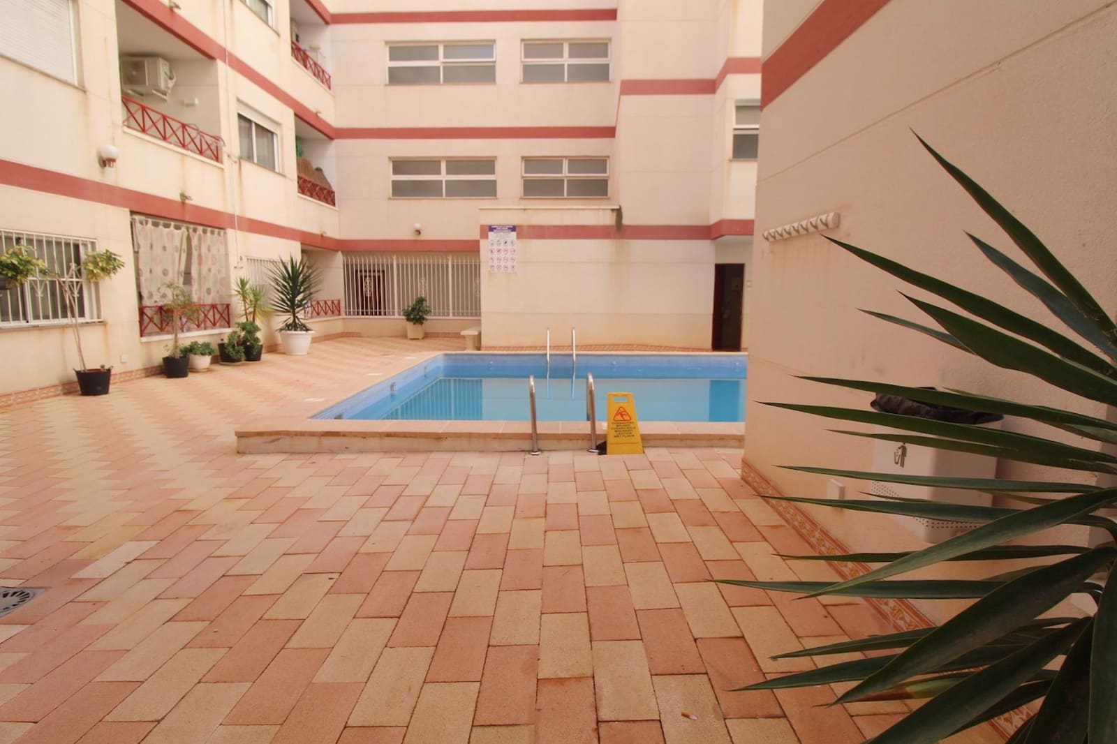 1 sypialnia Apartament na sprzedaż w Torrevieja z basenem - 105 000 € (Ref: 9527642)