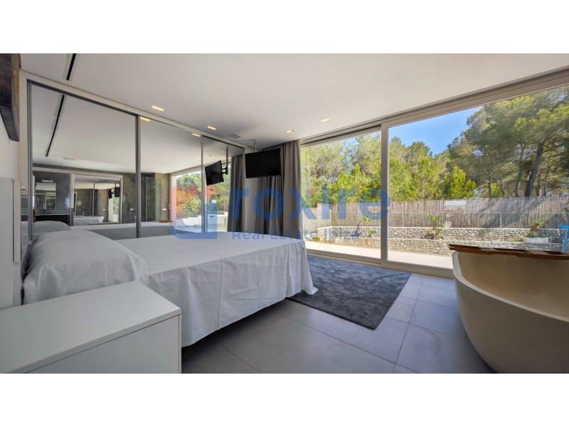 5 bedroom Villa for sale in Puig de'n Valls with pool - € 3,175,000 (Ref: 8756652)