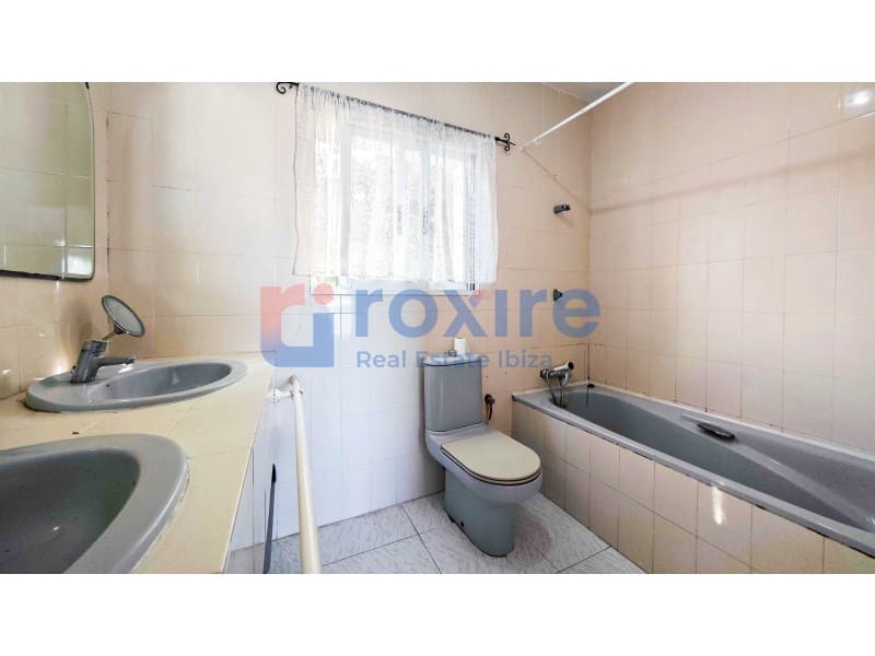 4 bedroom Villa for sale in Cala d'en Bou - € 1,700,000 (Ref: 8880175)