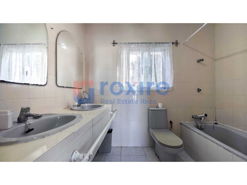 4 bedroom Villa for sale in Cala d'en Bou - € 1,700,000 (Ref: 8880175)