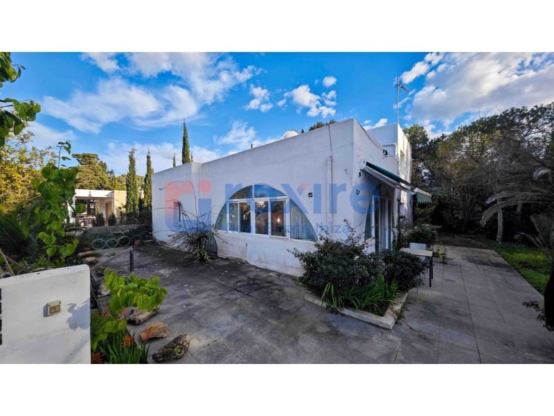 4 bedroom Villa for sale in Cala d'en Bou - € 1,700,000 (Ref: 8880175)