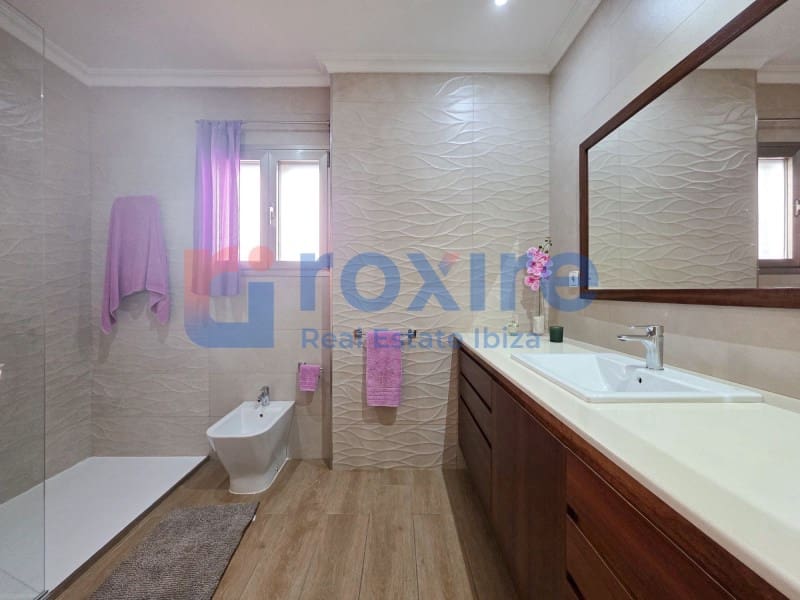 Commercial for sale in Cala d'en Bou - € 2,300,000 (Ref: 9075304)