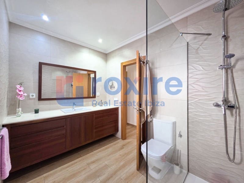 Commercial for sale in Cala d'en Bou - € 2,300,000 (Ref: 9075304)