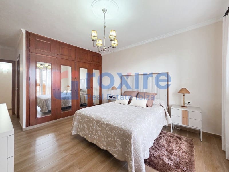 Commercial for sale in Cala d'en Bou - € 2,300,000 (Ref: 9075304)