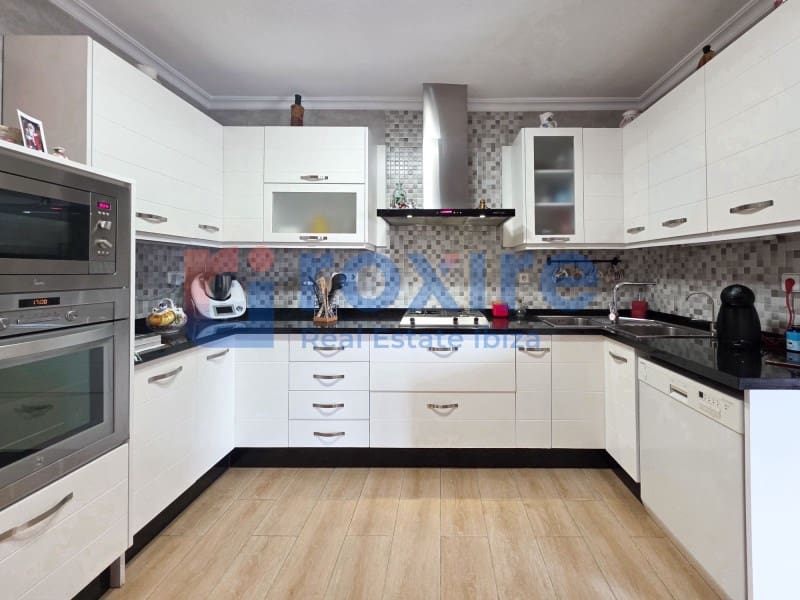 Commercial for sale in Cala d'en Bou - € 2,300,000 (Ref: 9075304)