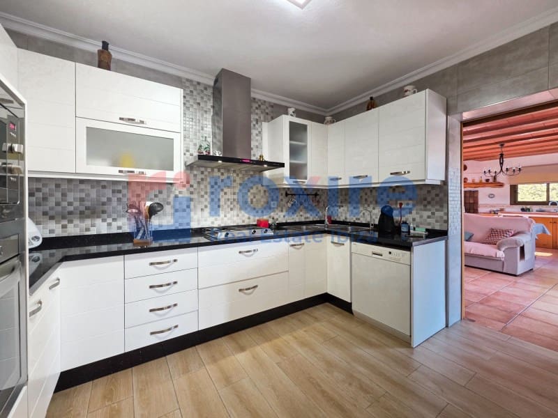 Commercial for sale in Cala d'en Bou - € 2,300,000 (Ref: 9075304)