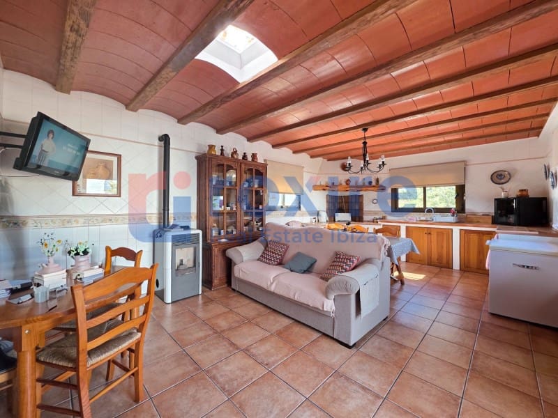 Commercial for sale in Cala d'en Bou - € 2,300,000 (Ref: 9075304)