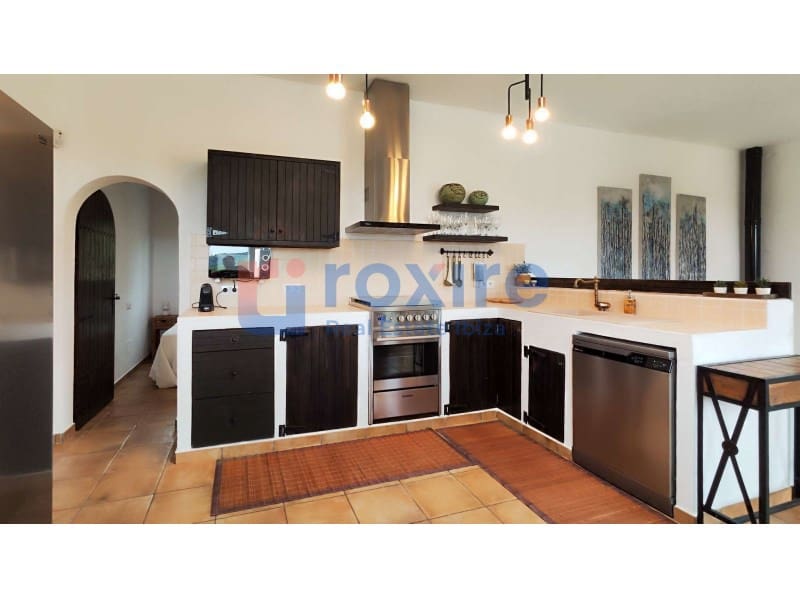 4 bedroom Villa for rent in Santa Gertrudis de Fruitera with pool garage - € 7,000 (Ref: 9774344)