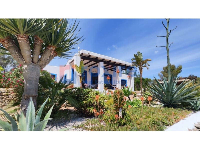 4 bedroom Villa for rent in Santa Gertrudis de Fruitera with pool garage - € 7,000 (Ref: 9774344)