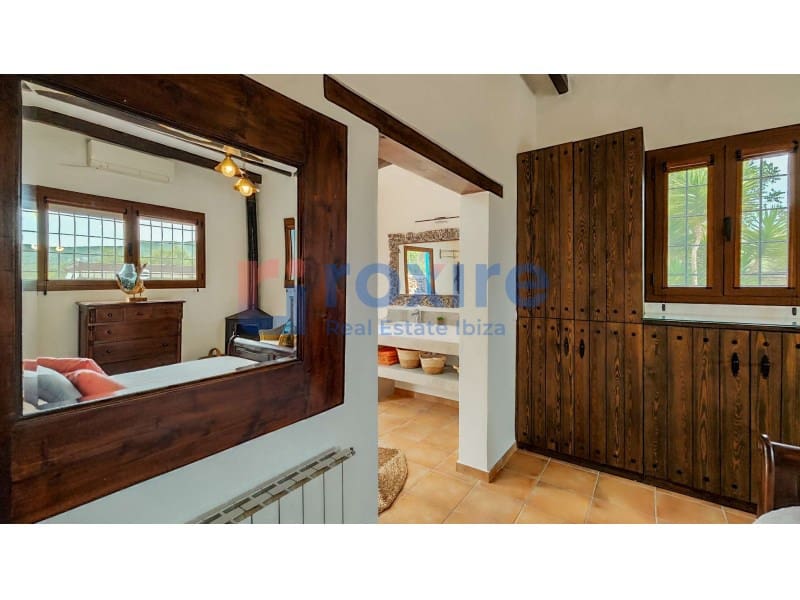 4 bedroom Villa for rent in Santa Gertrudis de Fruitera with pool garage - € 7,000 (Ref: 9774344)