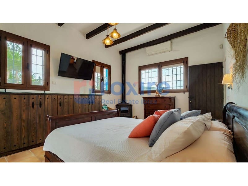 4 bedroom Villa for rent in Santa Gertrudis de Fruitera with pool garage - € 7,000 (Ref: 9774344)