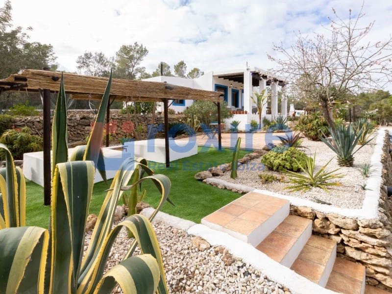 4 bedroom Villa for rent in Santa Gertrudis de Fruitera with pool garage - € 7,000 (Ref: 9774344)