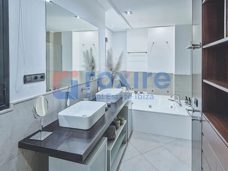 4 bedroom Villa for rent in Cala d'en Bou with pool - € 12,500 (Ref: 9774347)