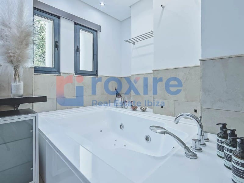 4 bedroom Villa for rent in Cala d'en Bou with pool - € 12,500 (Ref: 9774347)