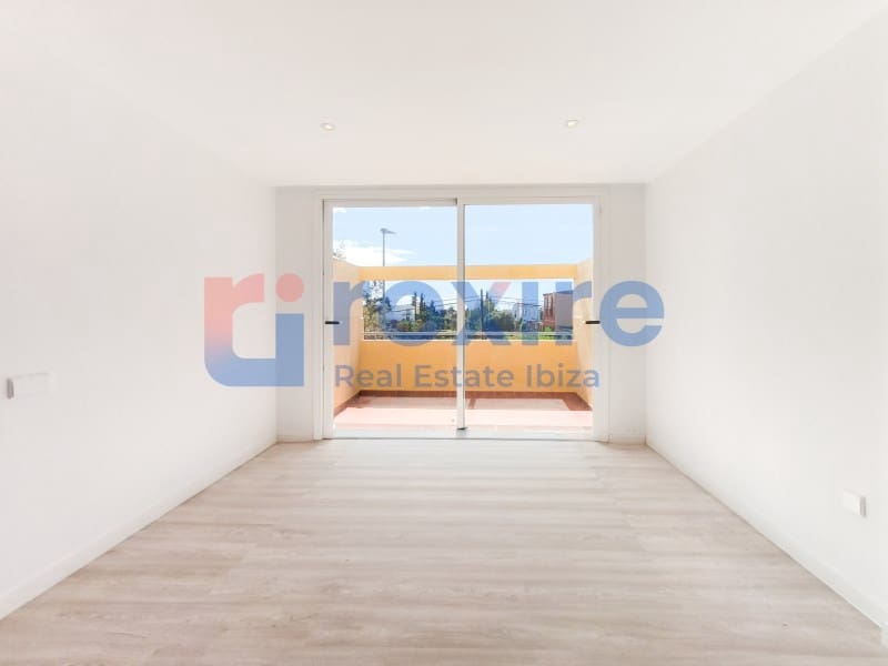 3 bedroom Apartment for sale in Playa d'en Bossa with garage - € 598,000 (Ref: 9774349)