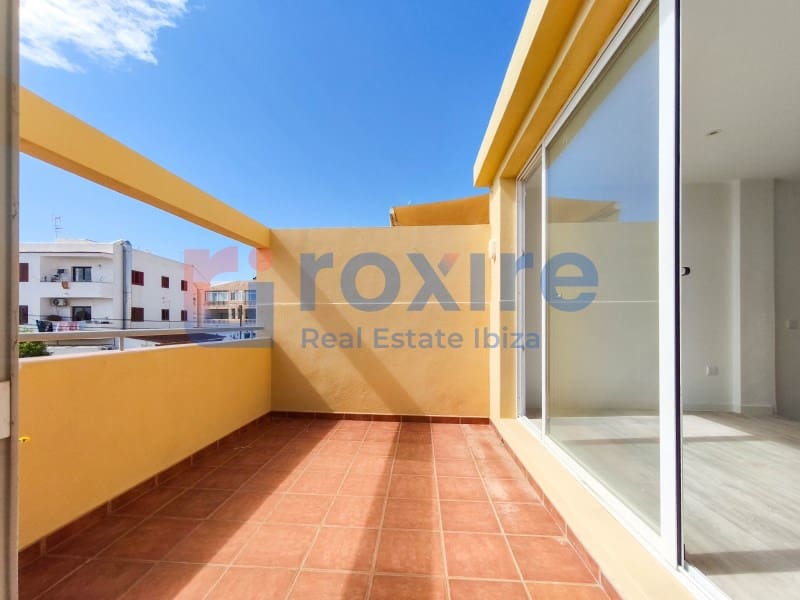 3 bedroom Apartment for sale in Playa d'en Bossa with garage - € 598,000 (Ref: 9774349)