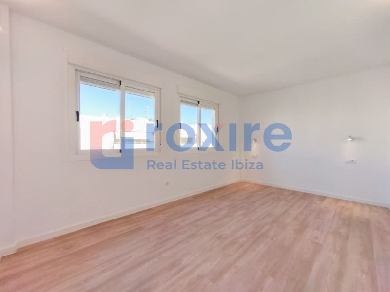 3 bedroom Apartment for sale in Playa d'en Bossa with garage - € 598,000 (Ref: 9774349)