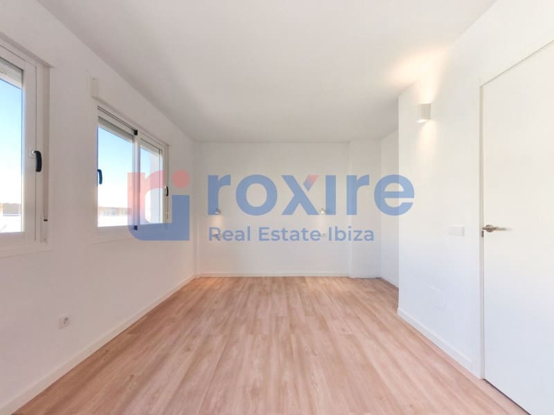 3 bedroom Apartment for sale in Playa d'en Bossa with garage - € 598,000 (Ref: 9774349)